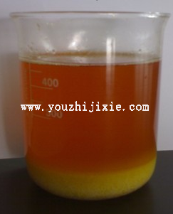 毛油加入磷酸和熱水后，底部黃色的那層是析出來的磷脂